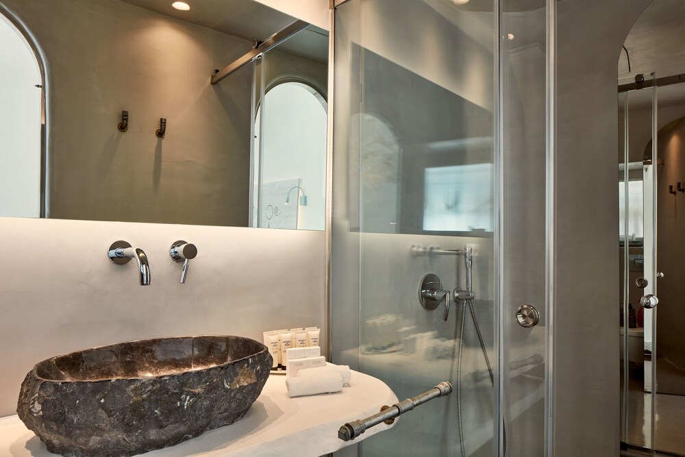 Deluxe Double Room - Bathroom