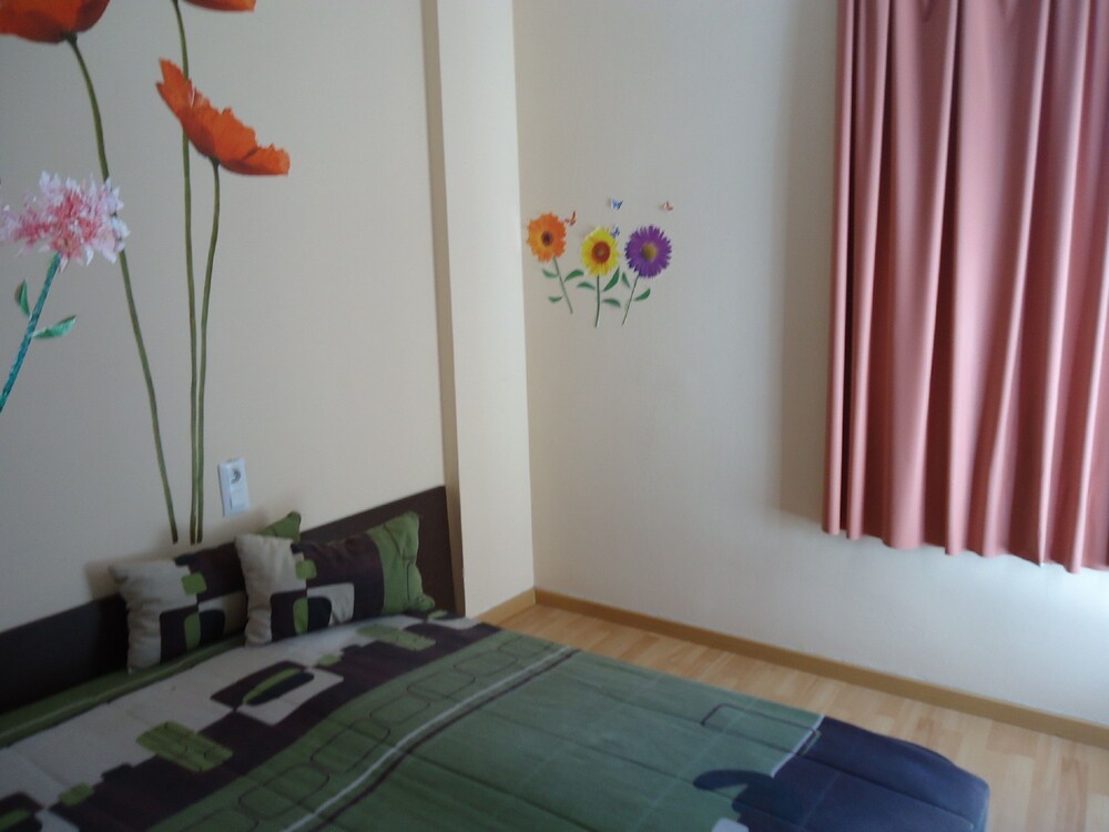 Family Apartment, 1 Bedroom, Pool View (Garden 1-5) - Guestroom