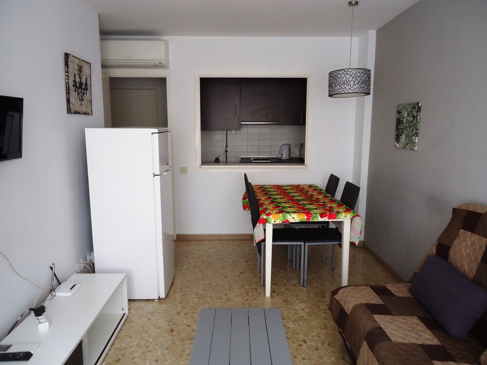 Superior Apartment, 2 Bedrooms () - Living Room