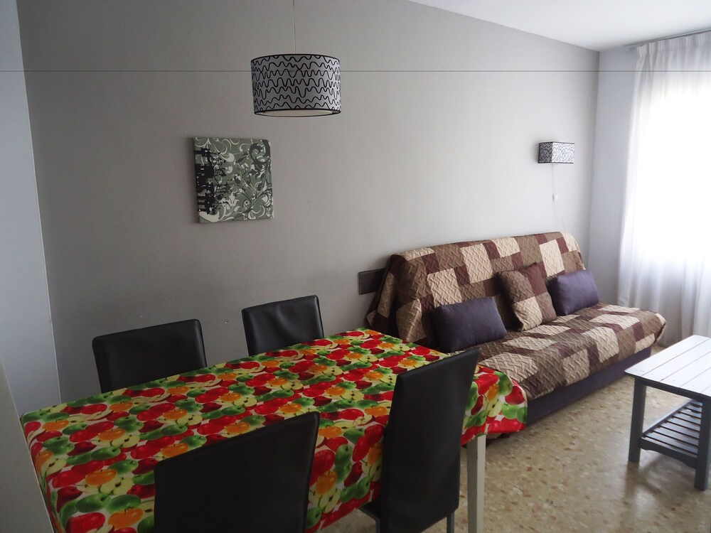 Superior Apartment, 2 Bedrooms () - Living Room