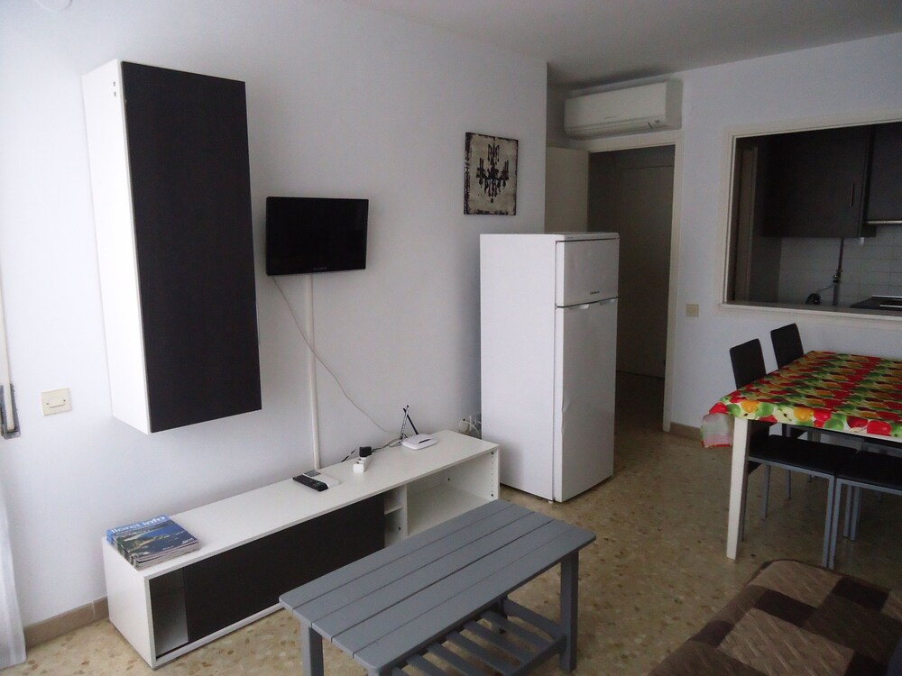 Superior Apartment, 2 Bedrooms () - Living Room
