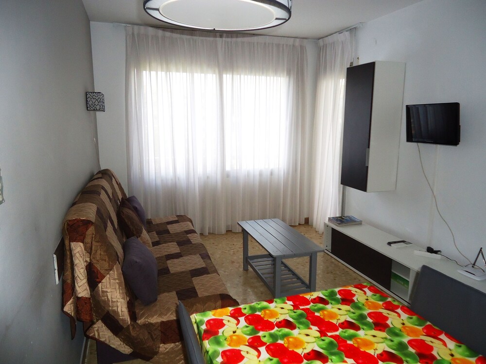 Superior Apartment, 2 Bedrooms () - Living Room