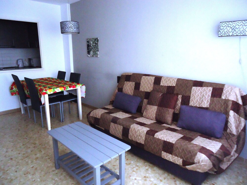 Superior Apartment, 2 Bedrooms () - Living Room