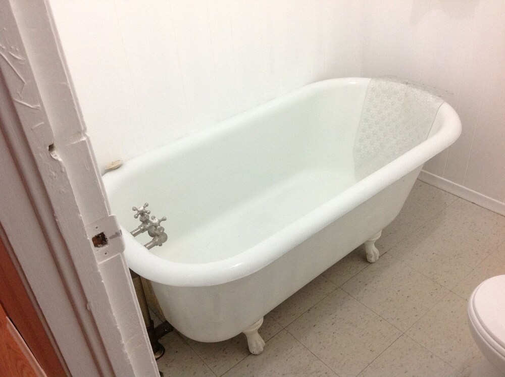 Deep Soaking Bathtub