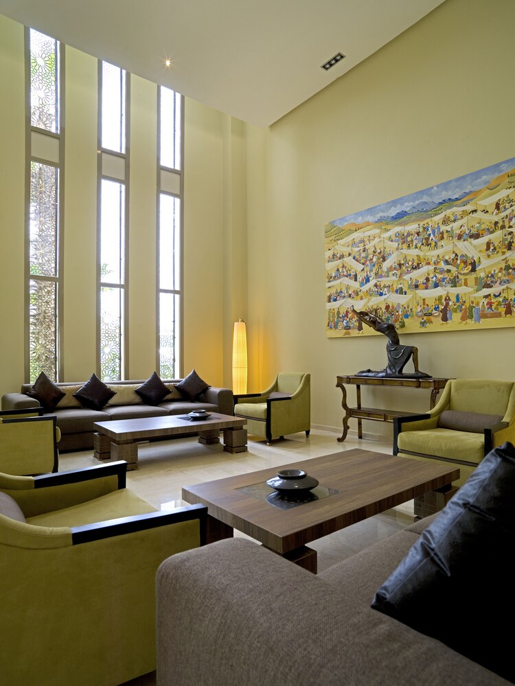 Lobby lounge