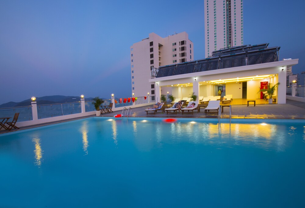 Quầy bar bên hồ bơi
