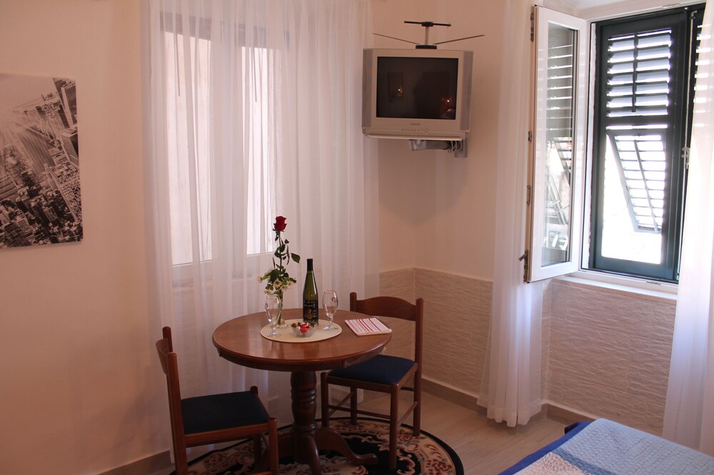 객실 내 식사 (더블룸 (private kitchennete, private shower))