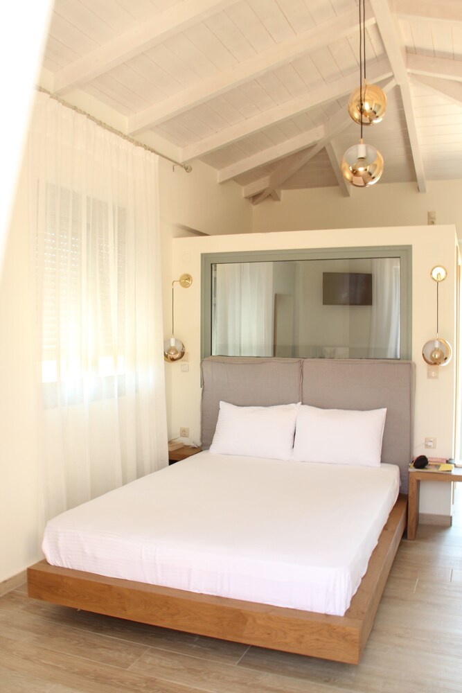 Junior Suite, 1 Queen Bed with Sofa bed - Guestroom