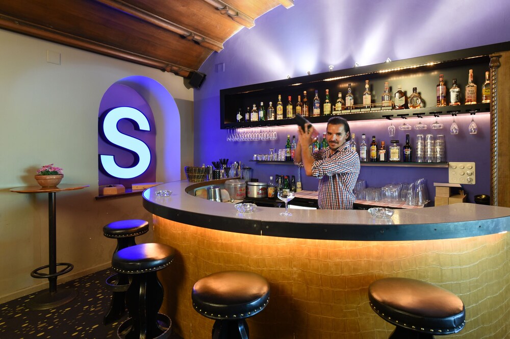 Hotel Bar