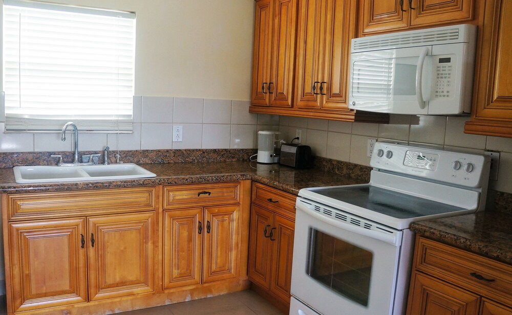 Elite Studio Suite, 1 Bedroom, Kitchen, Lake View - In-Room Kitchen