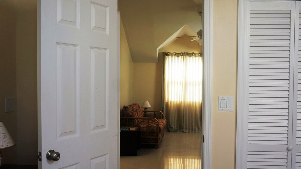 Deluxe Studio Suite, 2 Bedrooms, Kitchenette - Living Room