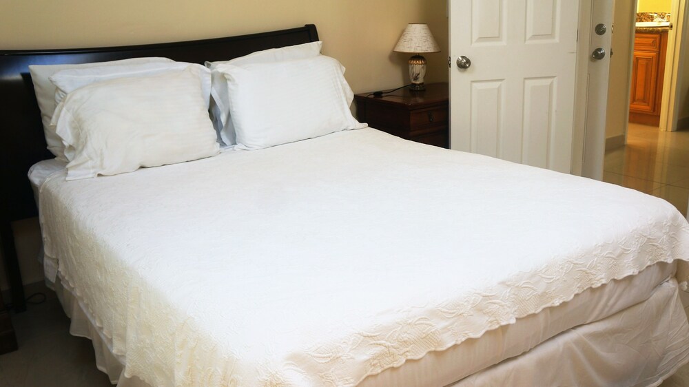 Homesuite, 1 Bedroom with One Queen Bed, kitchenette - Guestroom