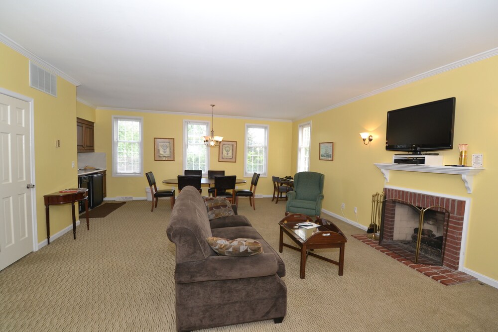 Townhome, 2 Queen Beds with Sofa bed, Fireplace - Living Area