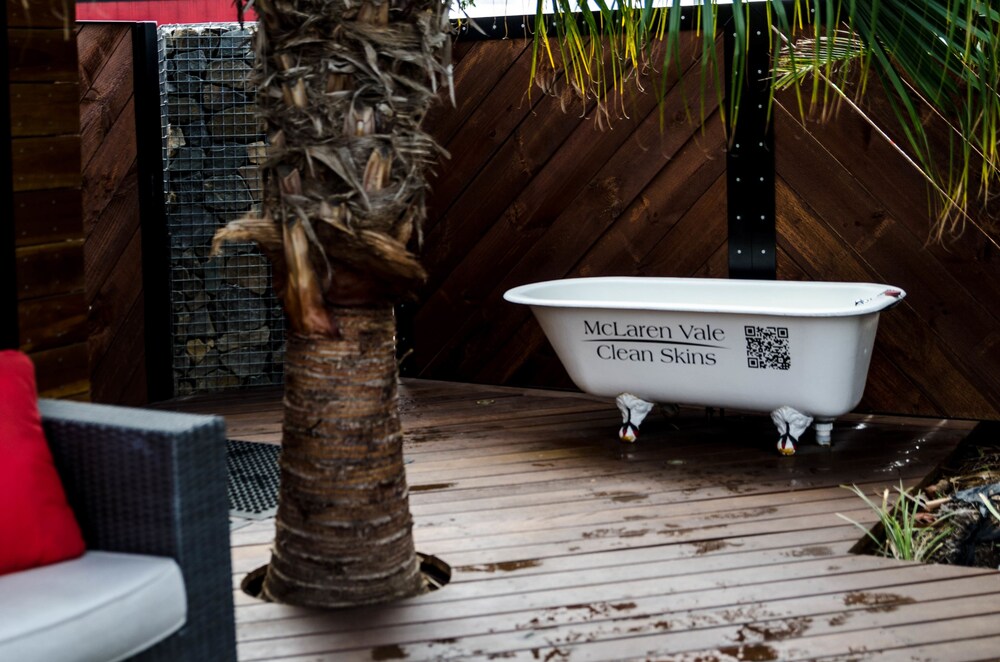 Deep Soaking Bathtub