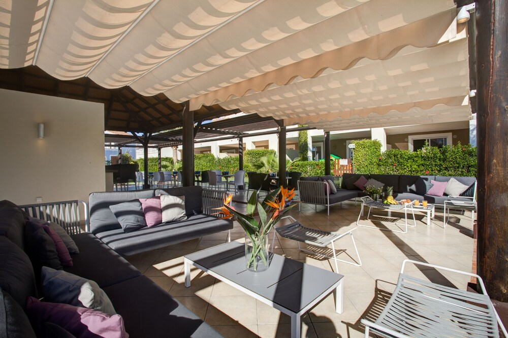 Poolside Bar