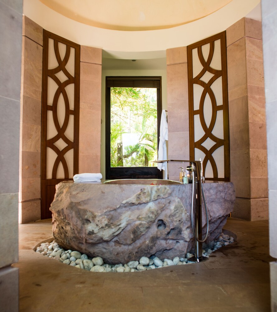 Deep Soaking Bathtub