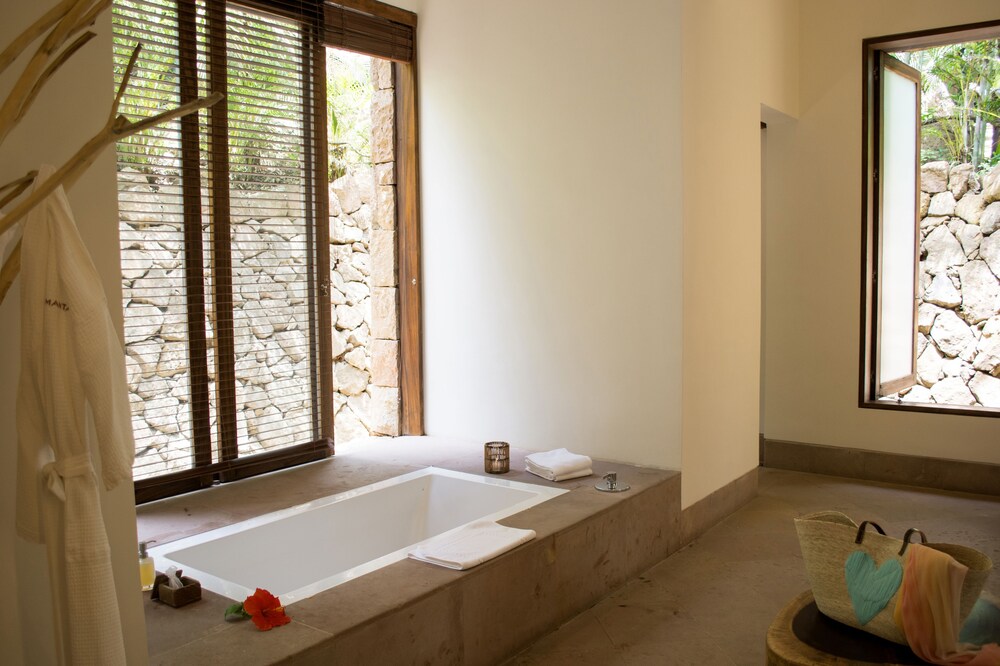 Deep Soaking Bathtub