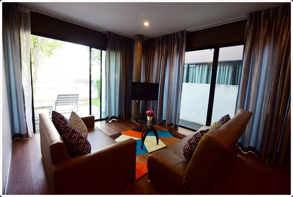 Family Twin Room, 2 Bedrooms, Poolside - Living Room