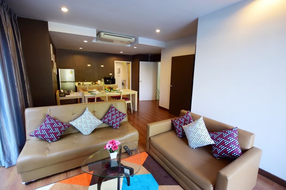 Family Twin Room, 2 Bedrooms, Poolside - Living Area