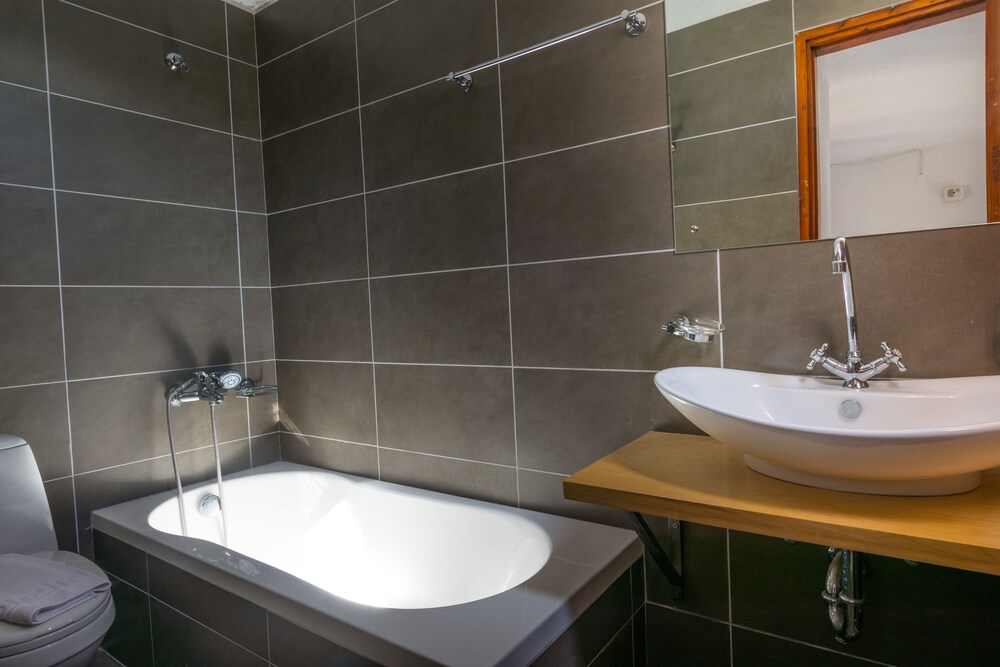 Grand Apartment, Partial Sea View (for 4) - Bathroom