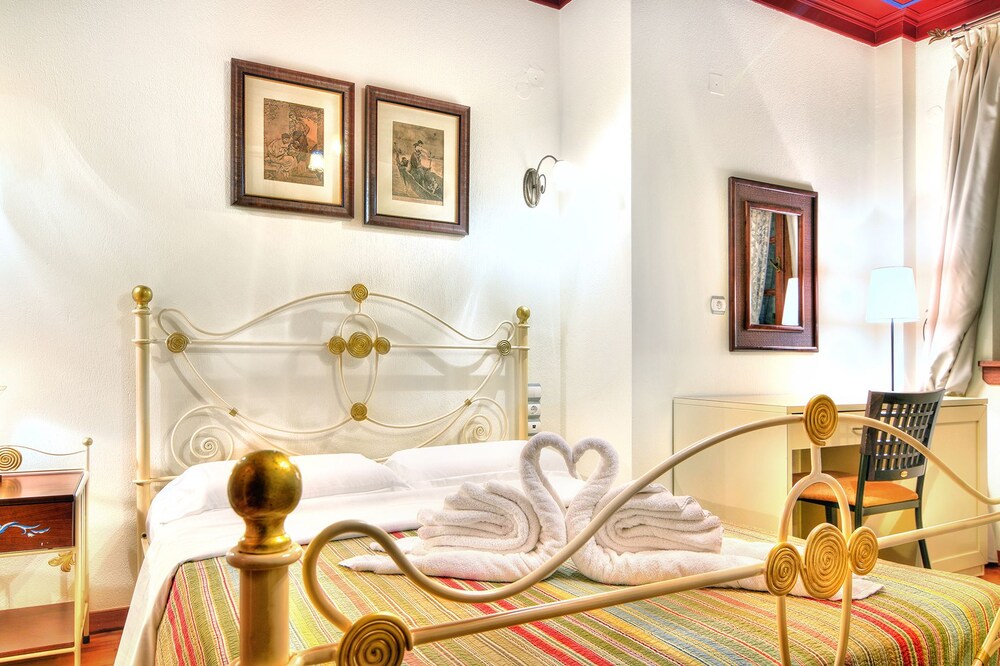 Deluxe Double Room, Fireplace - Guestroom