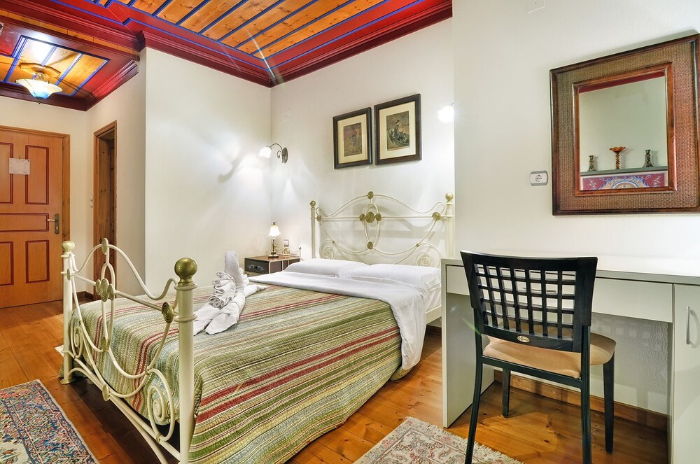 Deluxe Double Room, Fireplace - Guestroom