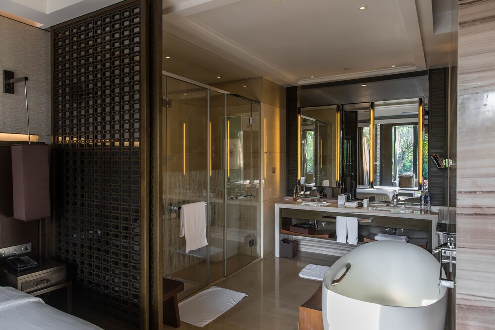Deep Soaking Bathtub