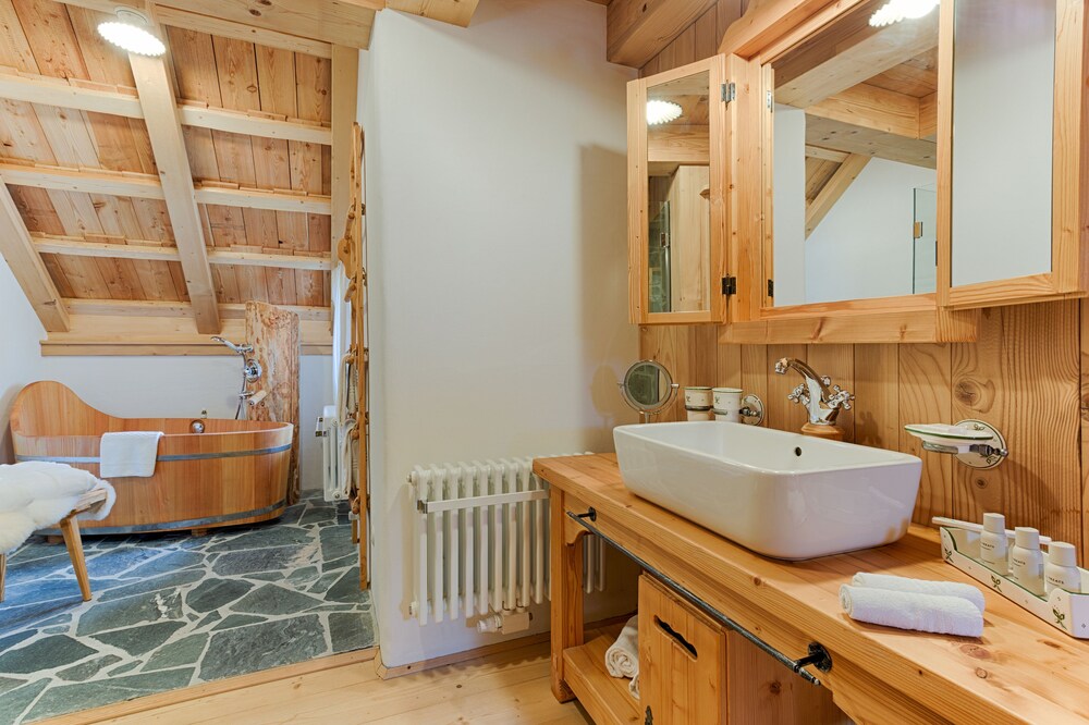 Luxury Chalet, 2 Bedrooms, Hot Tub, Mountain View - Guestroom