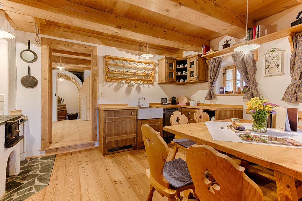 Executive Chalet, 3 Bedrooms, Sauna, Mountain View - Guestroom