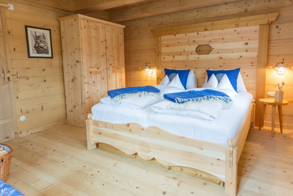 Executive Chalet, 3 Bedrooms, Sauna, Mountain View - Guestroom