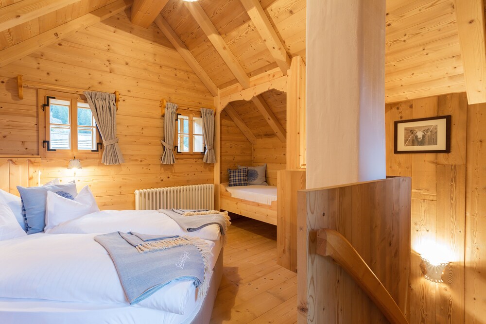 Executive Chalet, 3 Bedrooms, Sauna, Mountain View - Guestroom