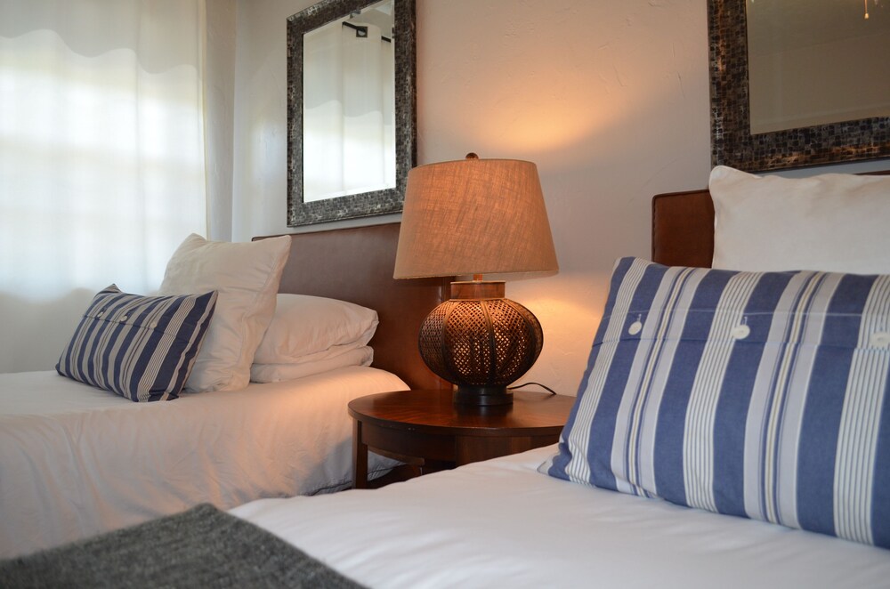 Superior Room, One Bedroom Twin Beds - Guestroom