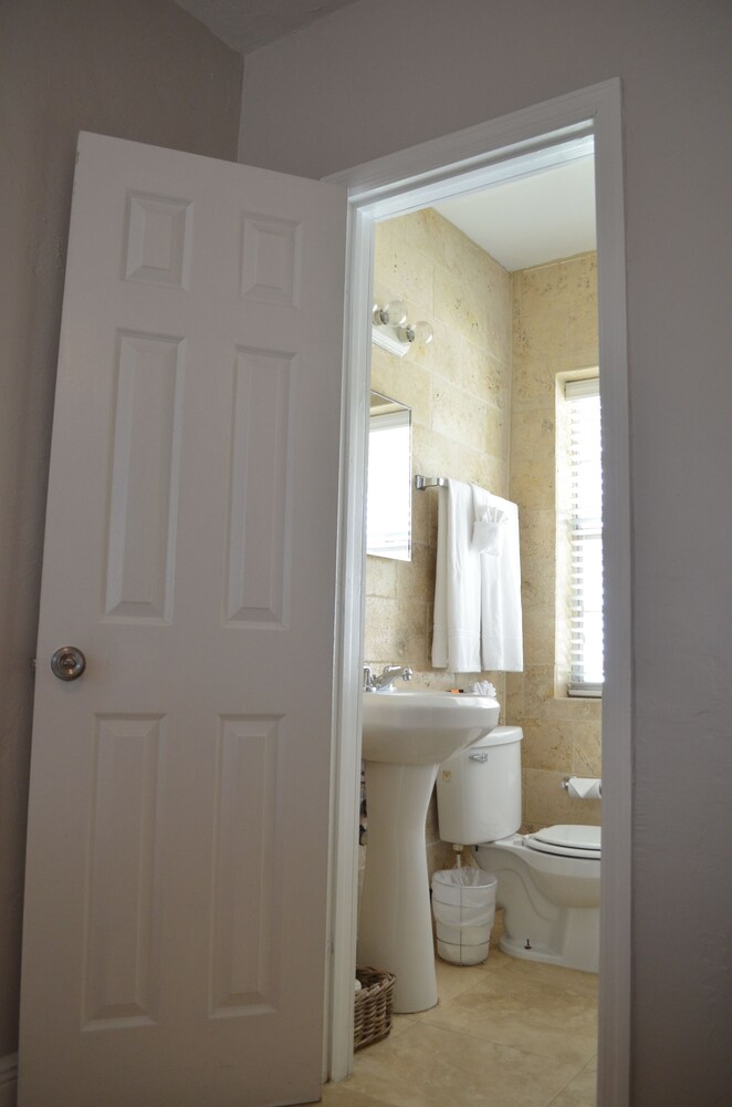 Standard Studio, 2 Twin Beds - Bathroom