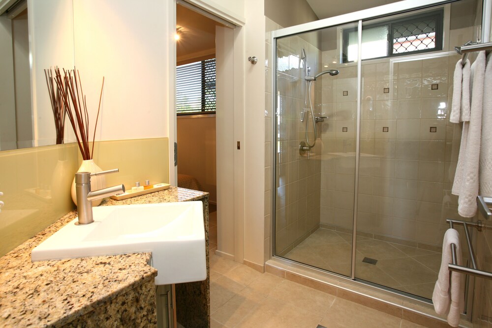 Cosmo Cabin - Bathroom