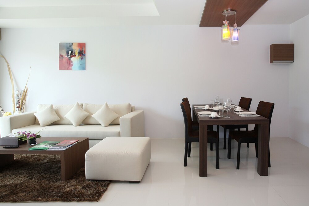 1 Bedroom Deluxe Suite - Guestroom