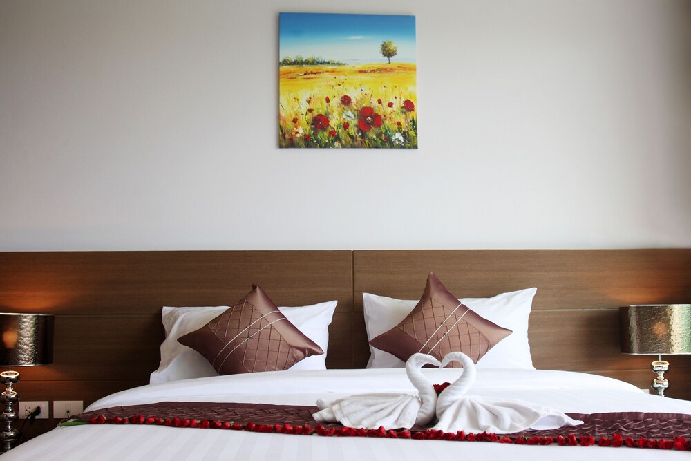 1 Bedroom Deluxe Suite - Guestroom
