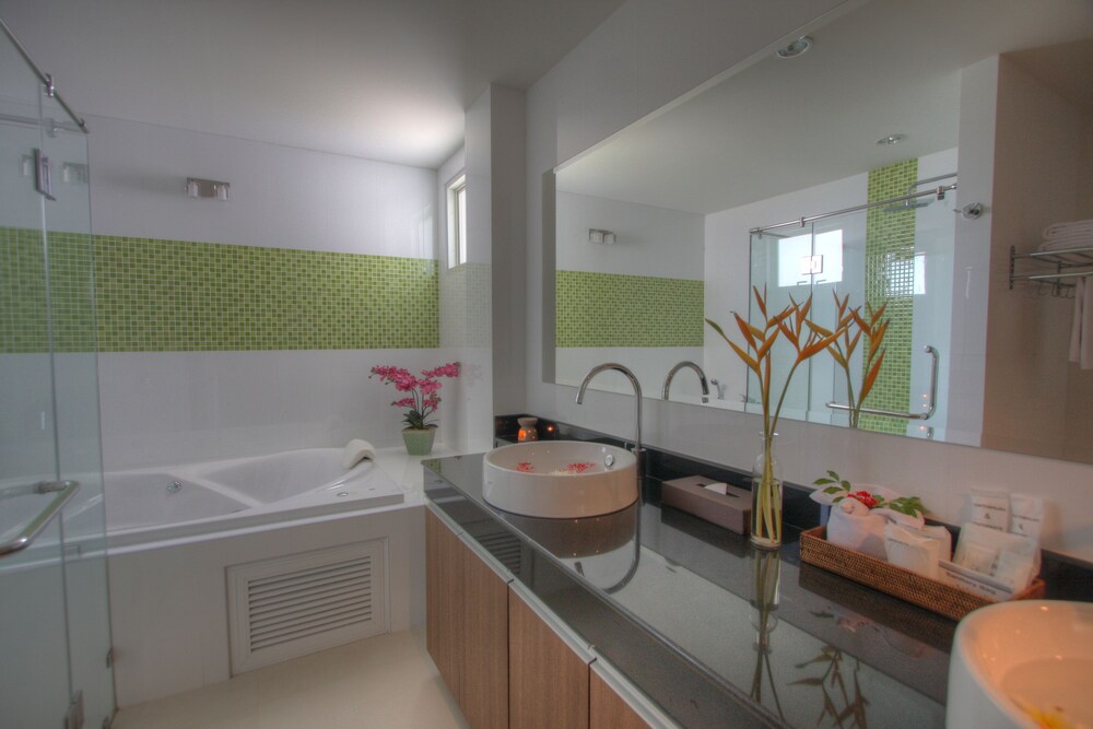 2 Bedroom Jacuzzi Suite - Guestroom