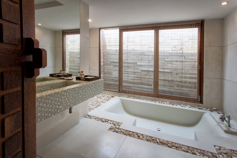 Junior Suite Pool Villa - Deep Soaking Bathtub