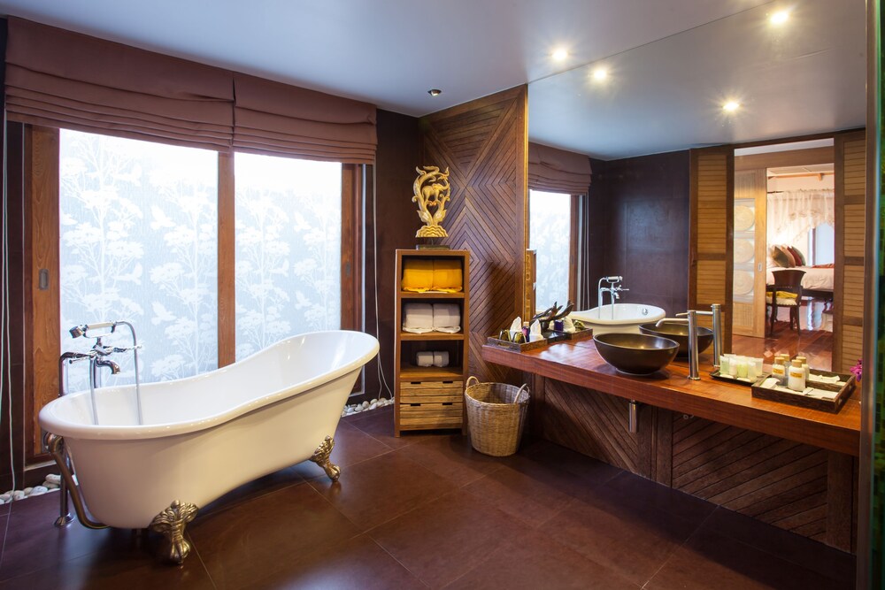 Grand Sala Pool Villa - Deep Soaking Bathtub