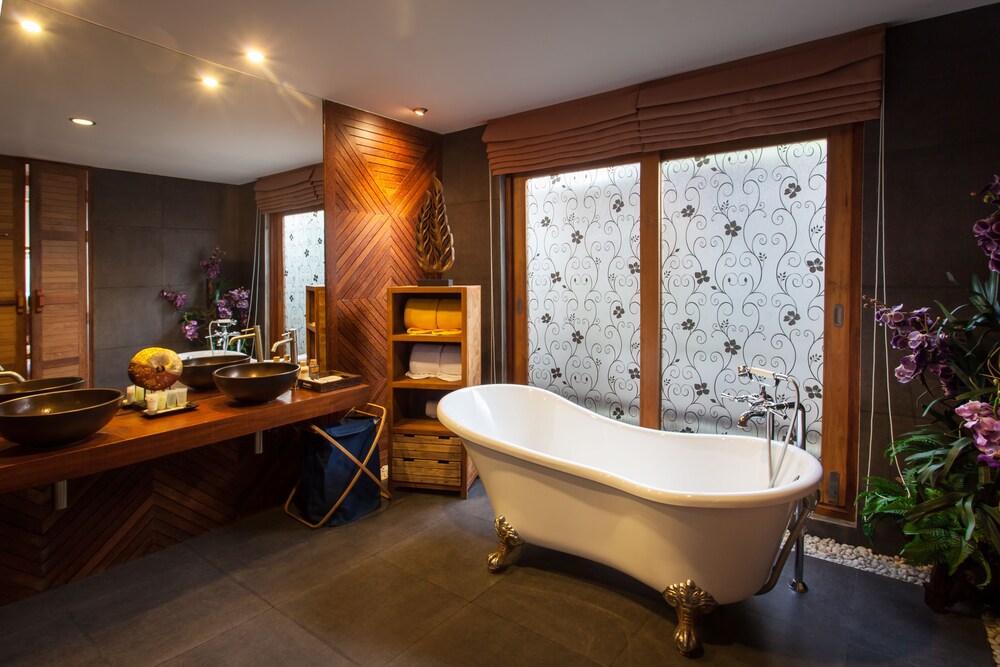 Grand Sunset Suite Pool Villa - Deep Soaking Bathtub