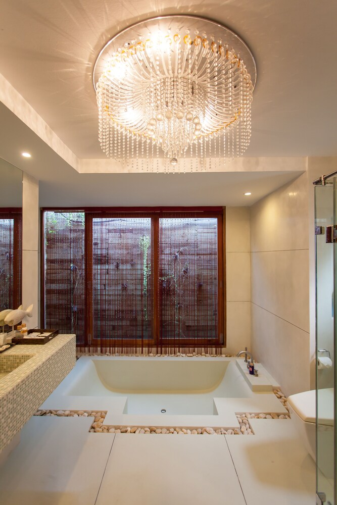 Grand Sunset Suite Pool Villa - Deep Soaking Bathtub