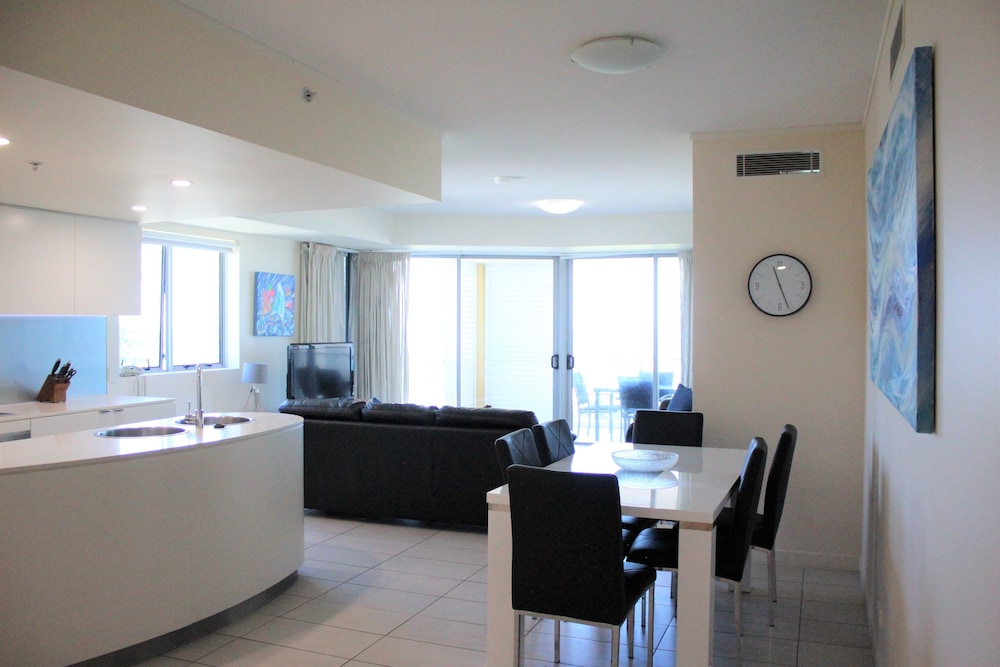 Apartment, 3 Bedrooms, Beach View - In-Room Dining