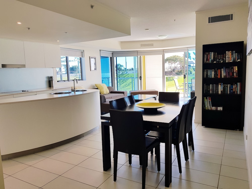 Apartment, 3 Bedrooms, Beach View - Living Room