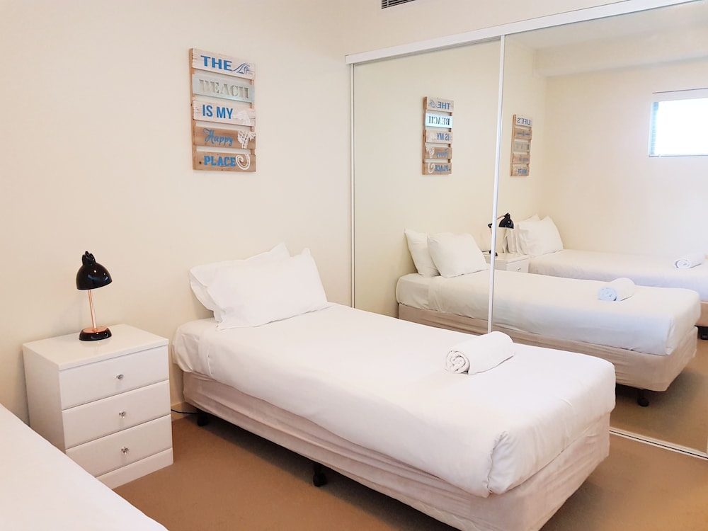 Apartment, 2 Bedrooms, Beach View - Guestroom