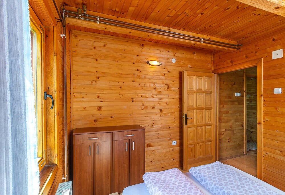 Three Bedroom Cottage for 7 people - Guestroom View