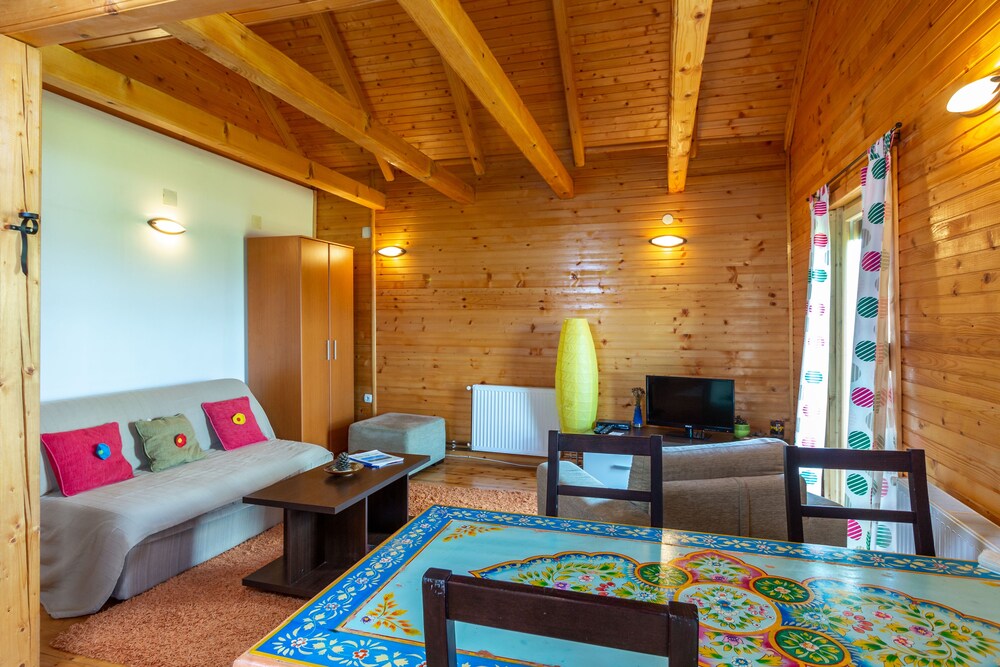 One Bedroom Cottage for 6 people - Living Room