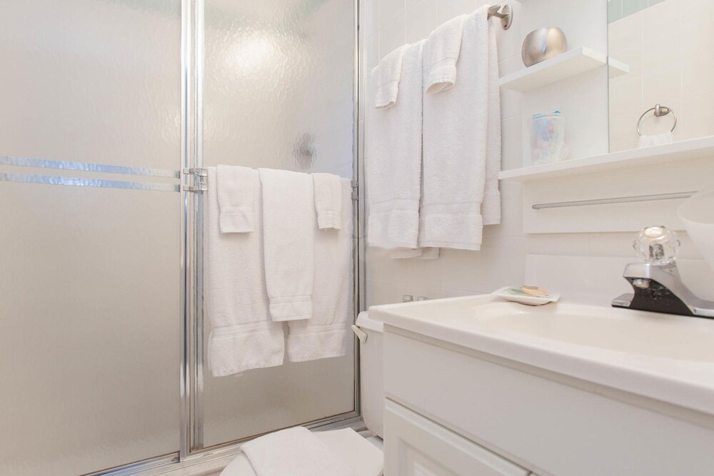 Studio Apartment - Bathroom