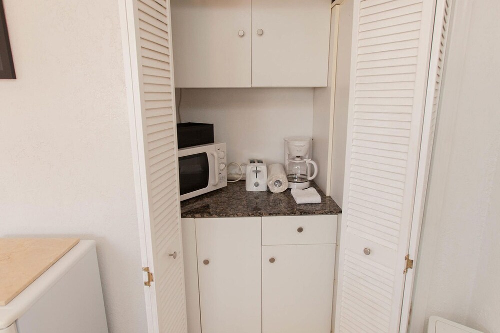 Private kitchenette, Villa Europa Hotel