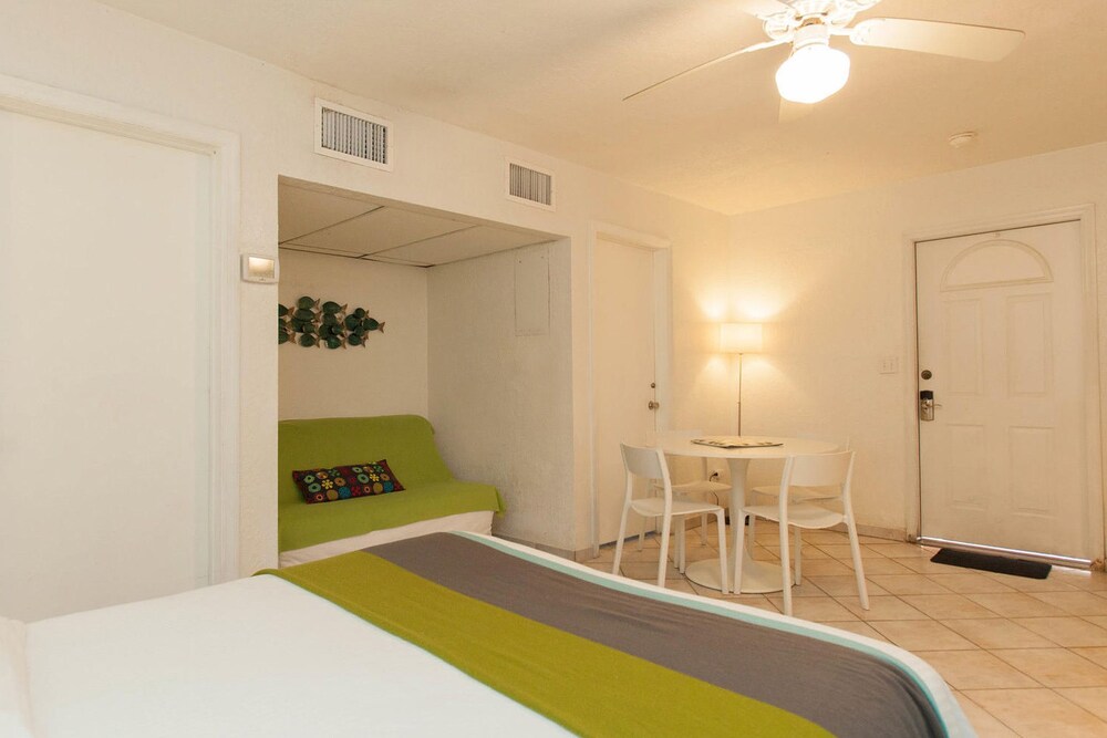 Studio Apartment - Guestroom