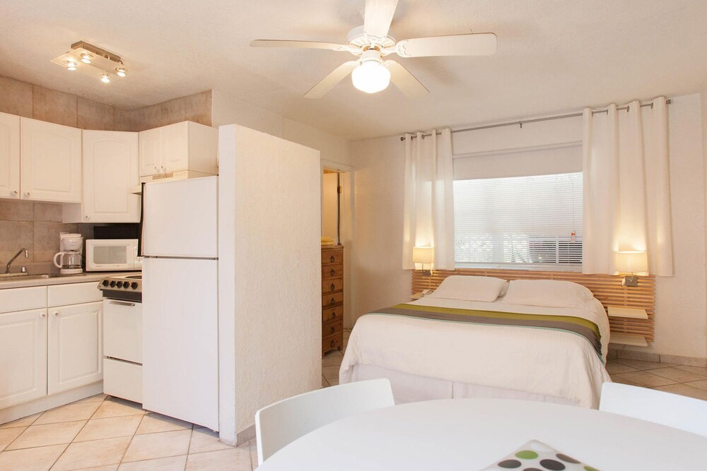Studio Apartment - In-Room Dining